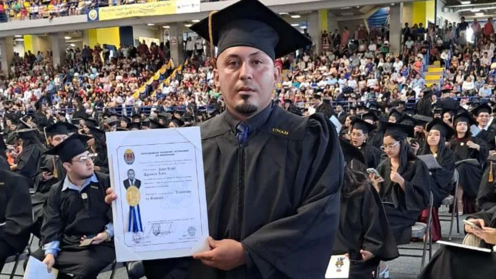Jardinero de la UNAH se gradúa como biólogo y sigue en su maestría