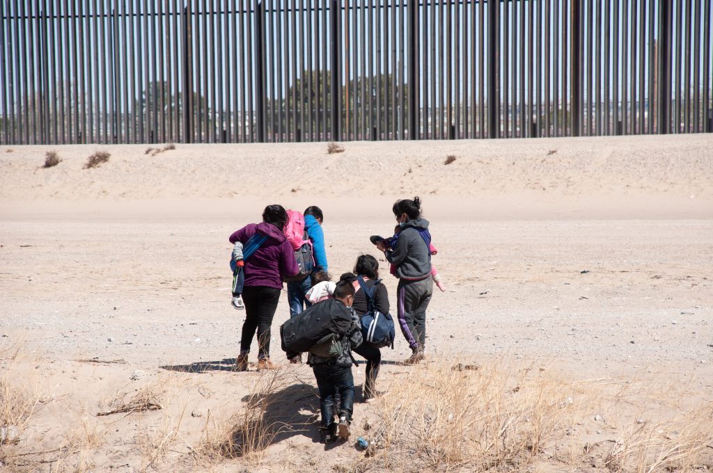 ¿Qué pasará con los niños migrantes detenidos en las redadas de ICE?
