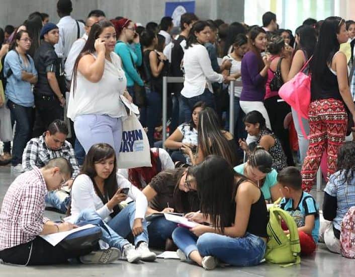 Jóvenes que NI estudian NI trabajan en Bogotá - Corporación Latinoamericana Sur