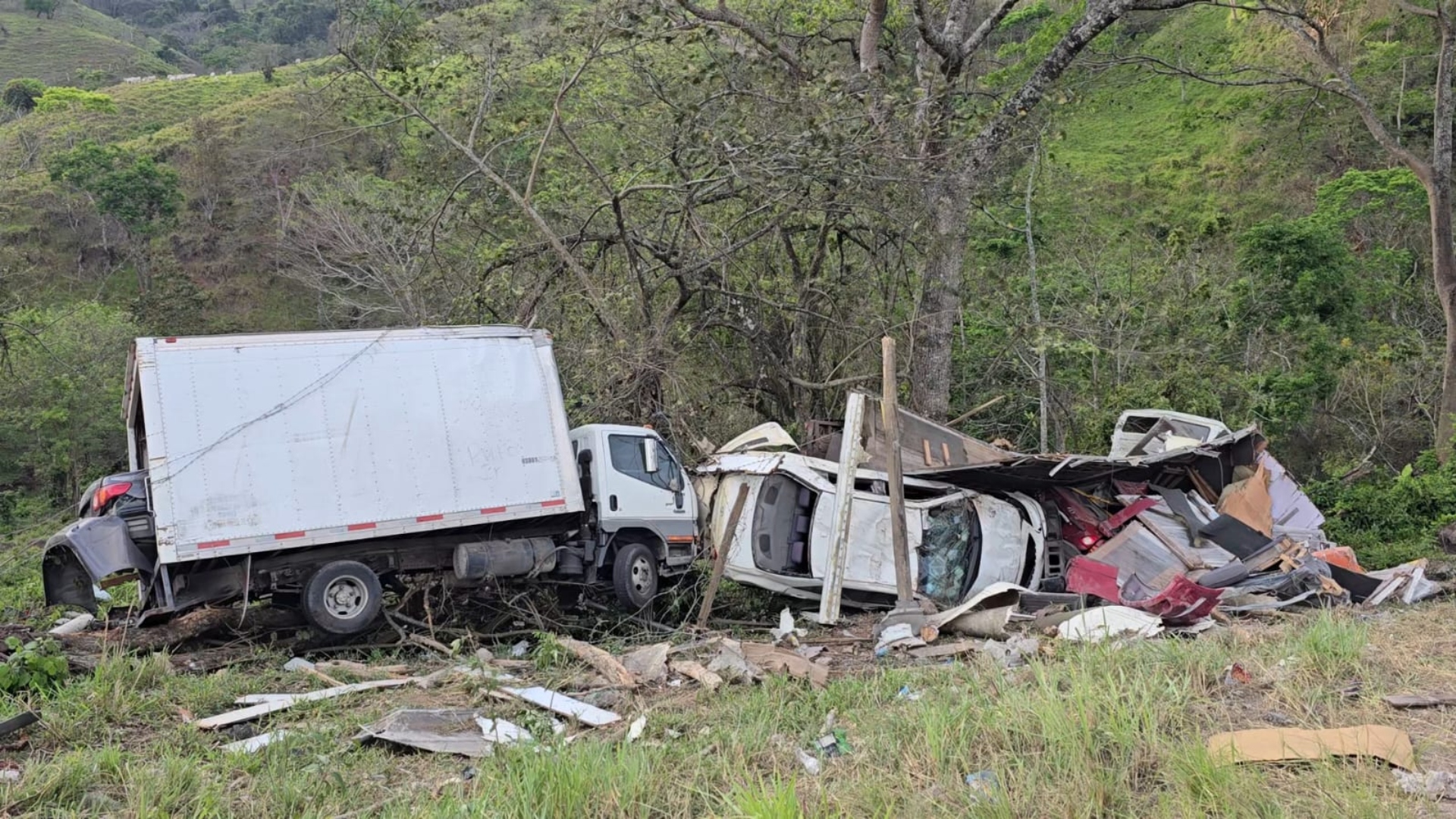 Aparatoso accidente en Los Hornos, Veracruz, Copán: camión cae a hondonada con varios vehículos