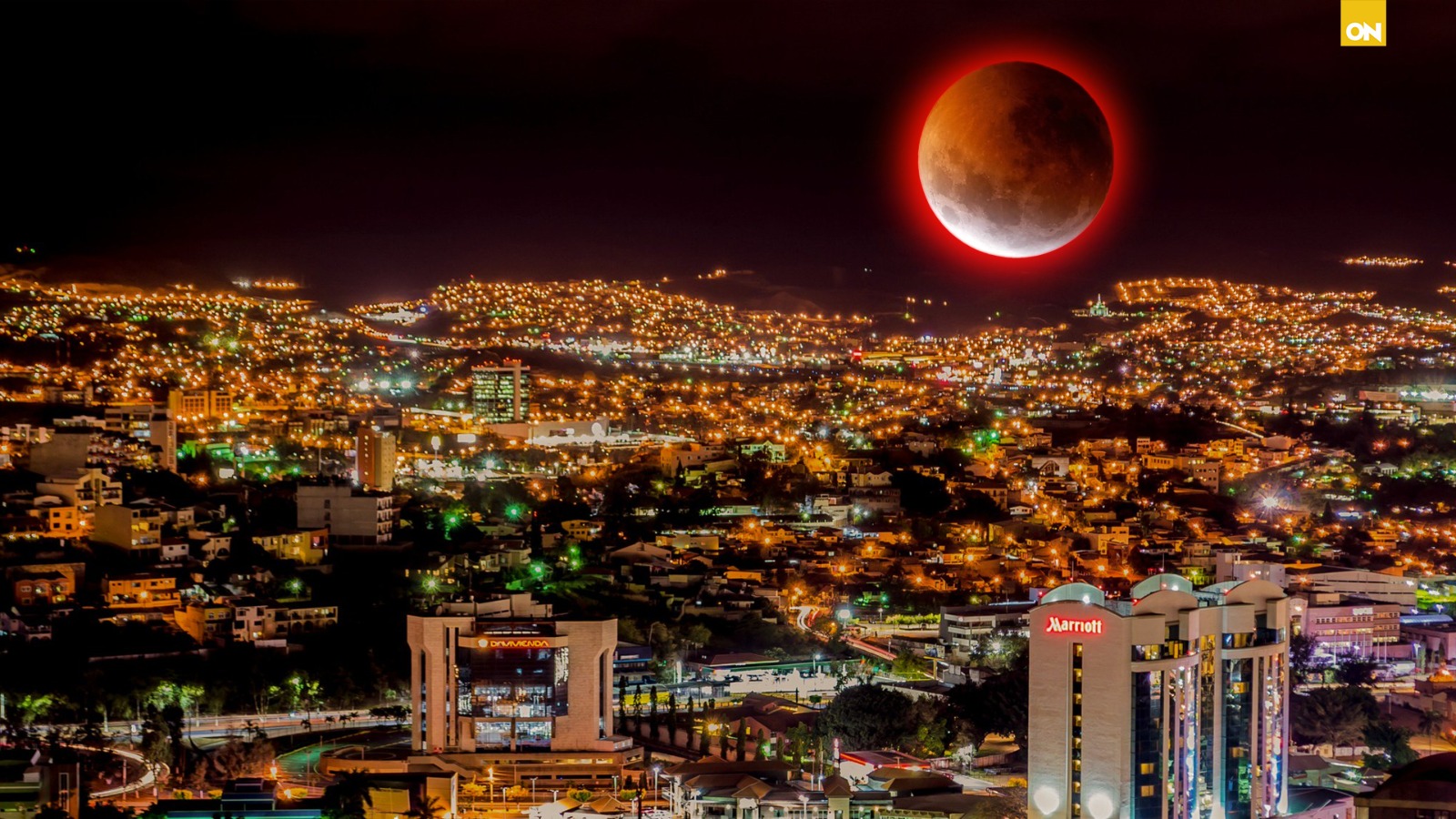 FOTOS: Así se tiñó de rojo la luna durante eclipse visible en Honduras
