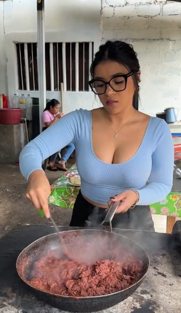 Hondureña se vuelve viral en TikTok por su rapidez para hacer baleadas y su carisma