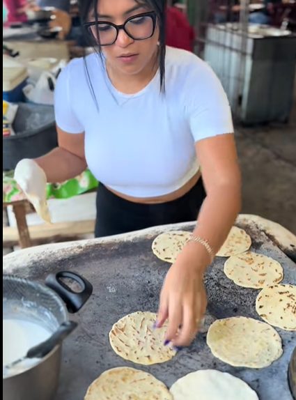 Hondureña se vuelve viral en TikTok por su rapidez para hacer baleadas y su carisma