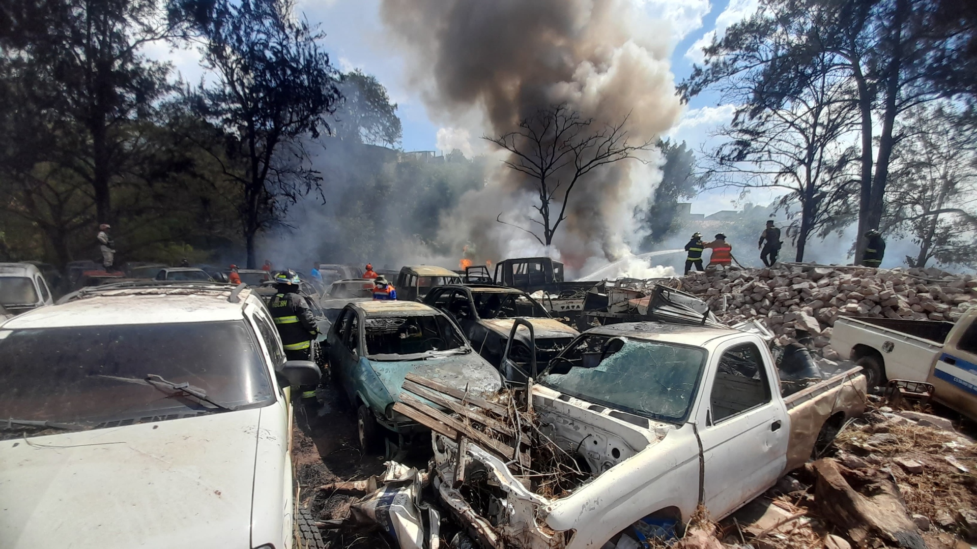 FOTOS | Pavoroso incendio consume vehículos en la antigua Penitenciaría Nacional de Tegucigalpa
