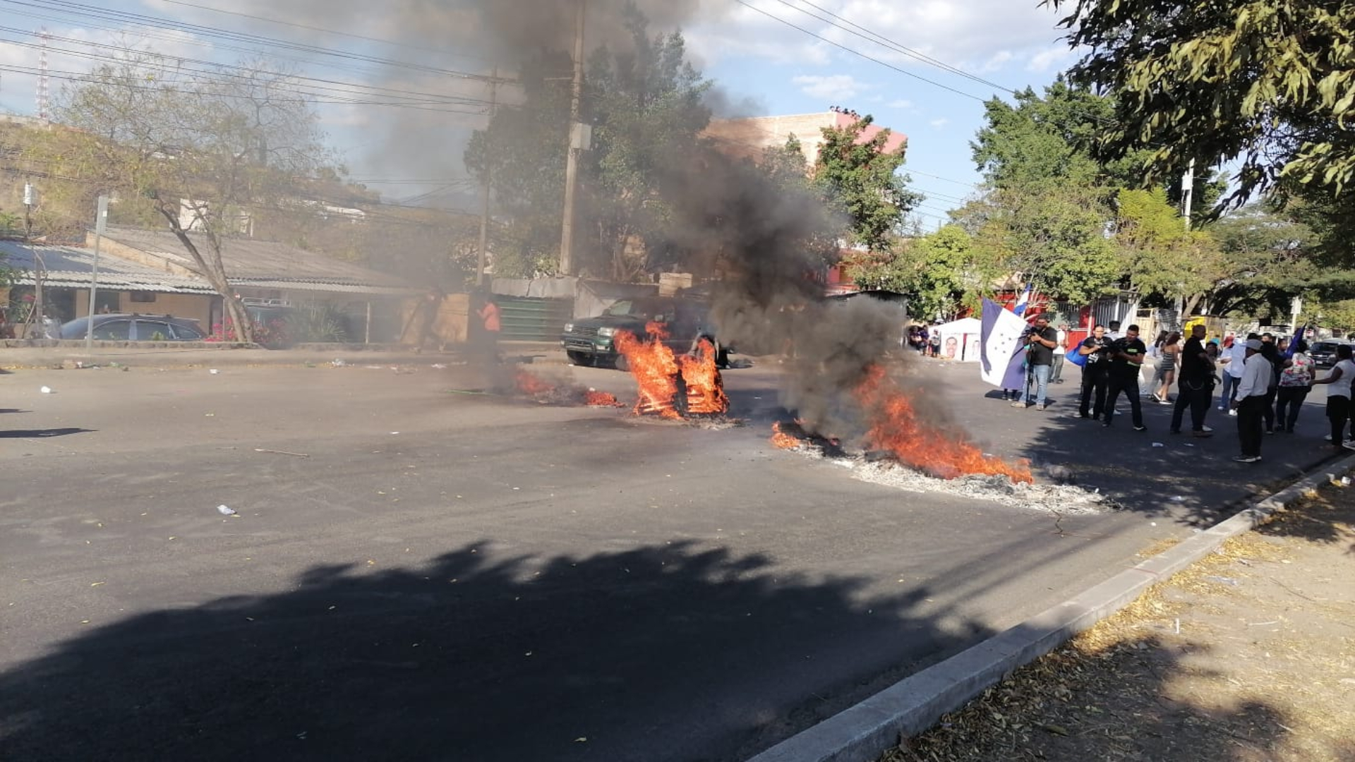 Se reportan tomas en el Bulevar Fuerzas Armadas (FFAA) de Tegucigalpa, Honduras, como parte de una serie de protestas organizadas por ciudadanos que exigen una pronta solución al atraso en la llegada de las maletas electorales.