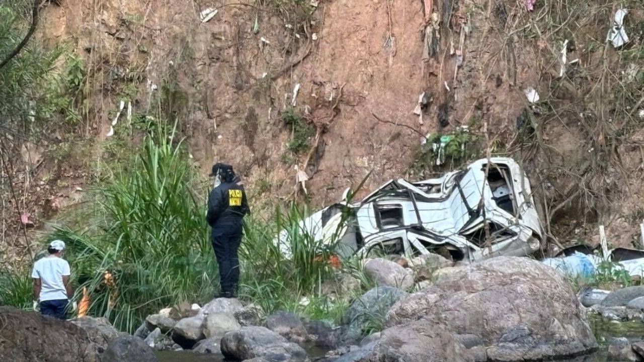 Revelan estado de salud de esposa de médico que falleció tras accidente en El Chimbo fallece doctor victor Flores estado de salud de su esposa