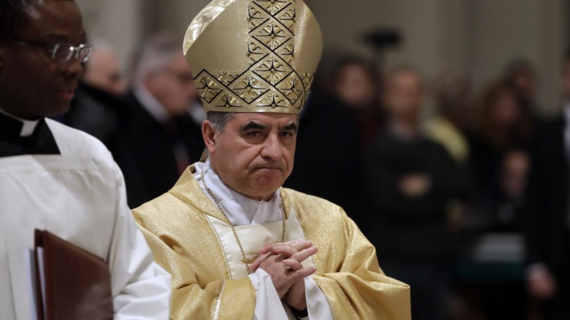 Cardenal Angelo Becciu renuncia a participar en el cónclave pese a insistir en su inocencia