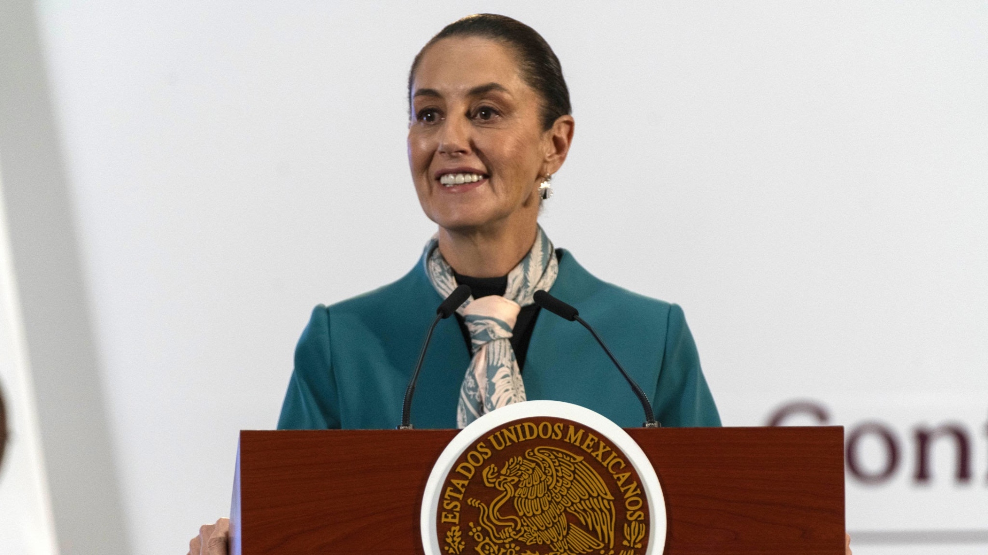 Claudia Sheinbaum comparte emotiva charla con el nieto de la presidenta de Honduras