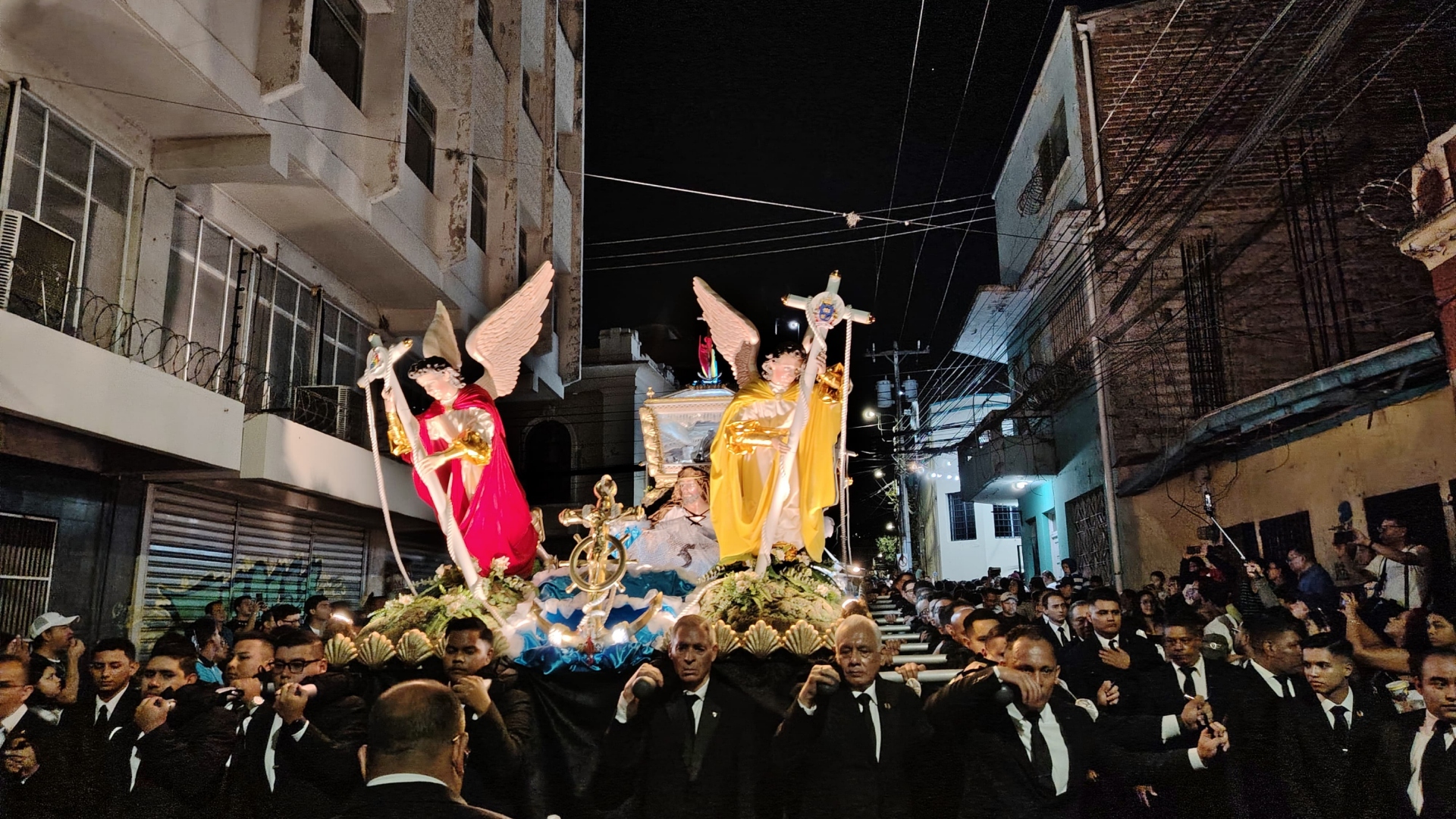 Emotiva procesión del Santo Entierro reúne a los capitalinos en el corazón de Tegucigalpa