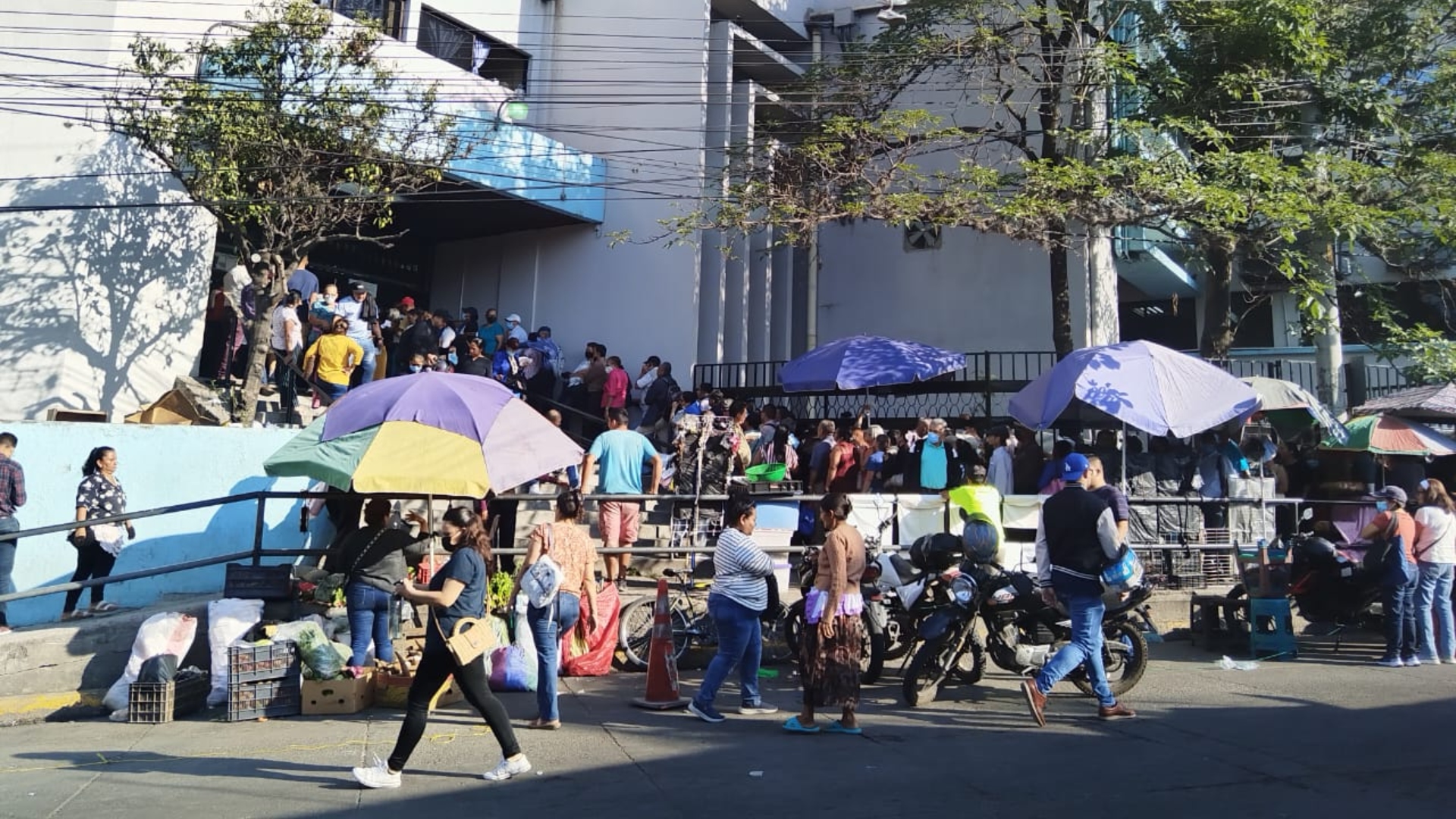 Largas filas y frustración en el Seguro Social: derechohabientes reclaman atención y respeto