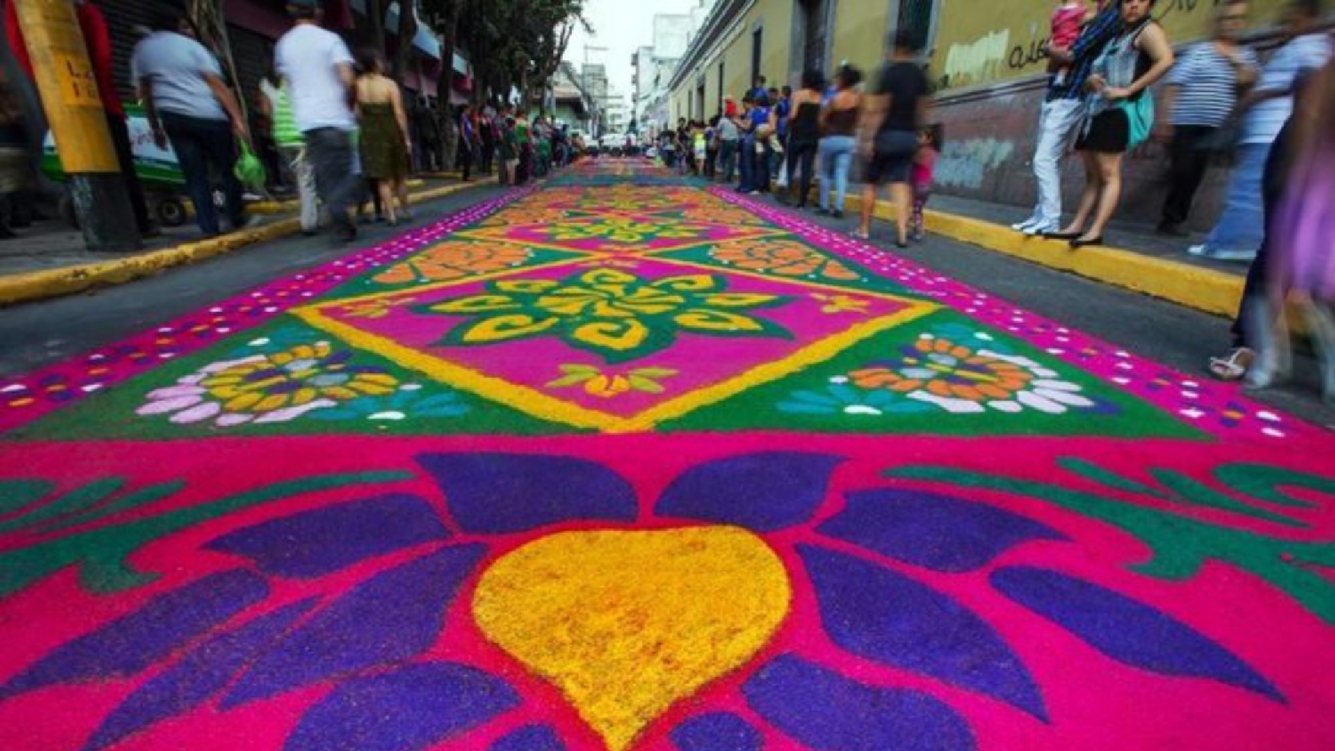Grafitis y alfombras colorean los preparativos de Semana Santa en Honduras