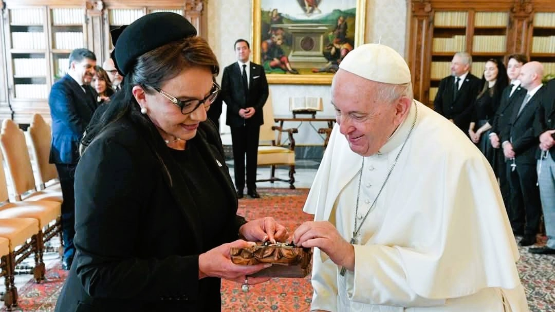 Presidenta Xiomara Castro asistirá al funeral del Papa Francisco en el Vaticano