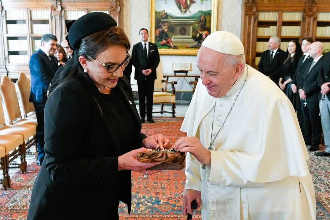Xiomara-Castro-y-el-Papa-Francisco Papa Francisco, Xiomara Castro