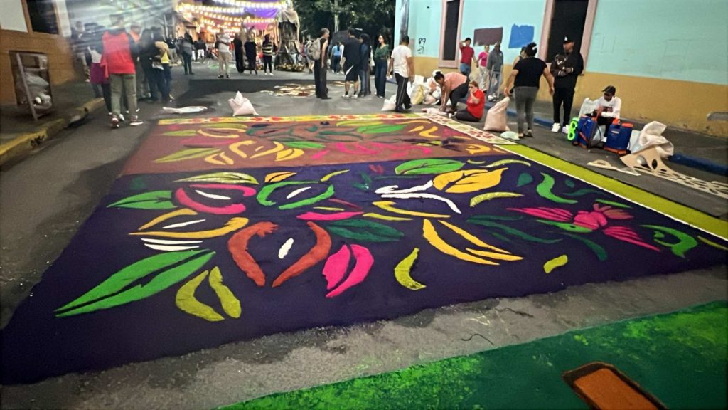 Hondureños adornan el centro de Tegucigalpa con alfombras de aserrín para Semana Santa