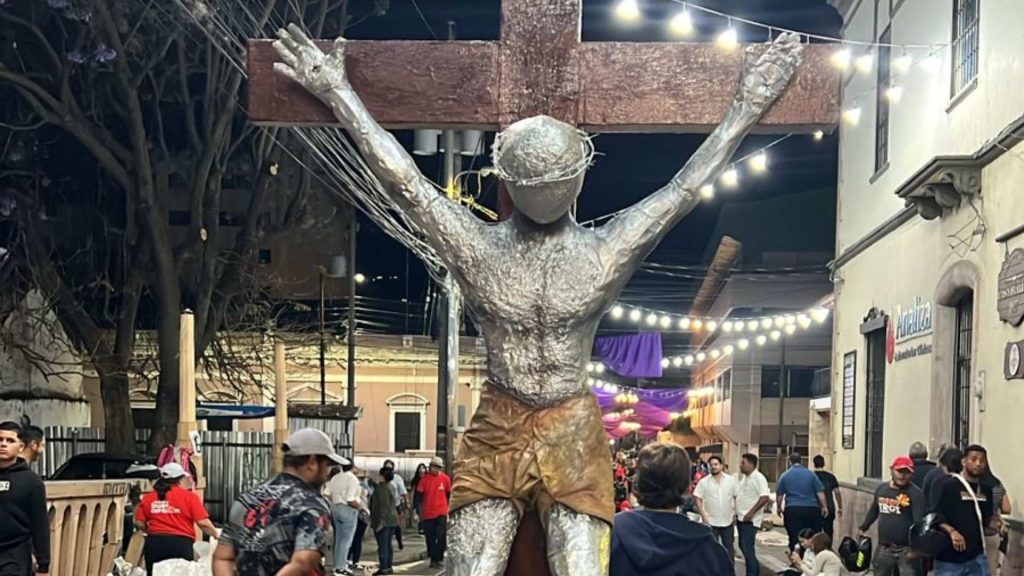 Hondureños adornan el centro de Tegucigalpa con alfombras de aserrín para Semana Santa