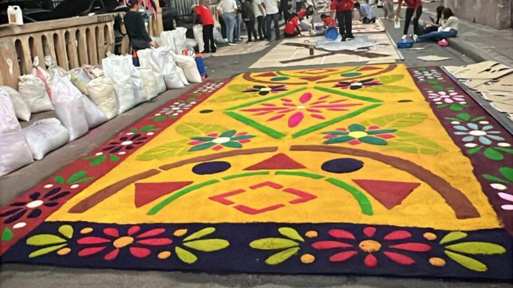 Hondureños adornan el centro de Tegucigalpa con alfombras de aserrín para Semana Santa