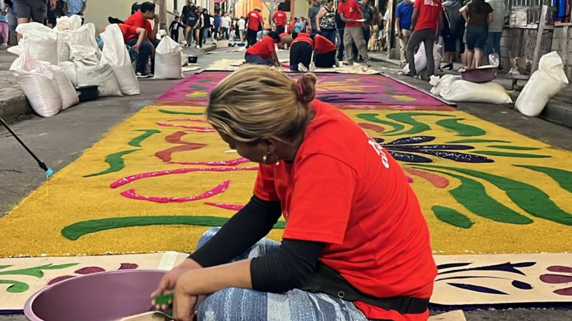 "Color y fé": Hondureños adornan el centro de Tegucigalpa con alfombras de aserrín para Semana Santa