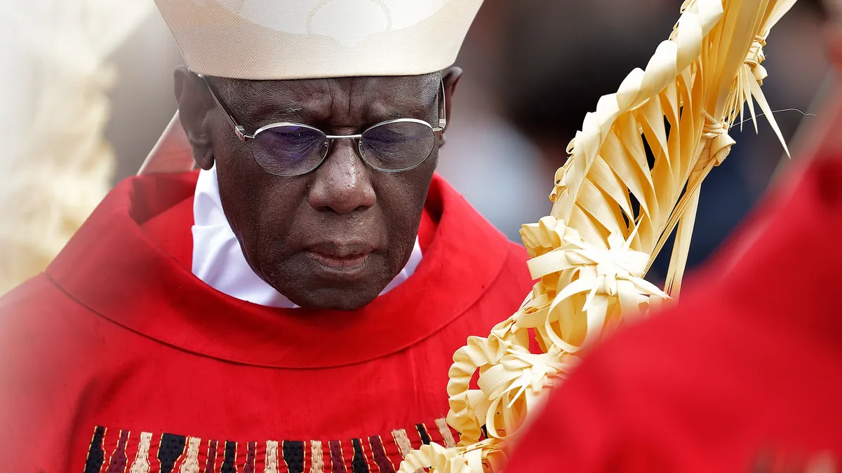 critican la actitud del cardenal Robert Sarah