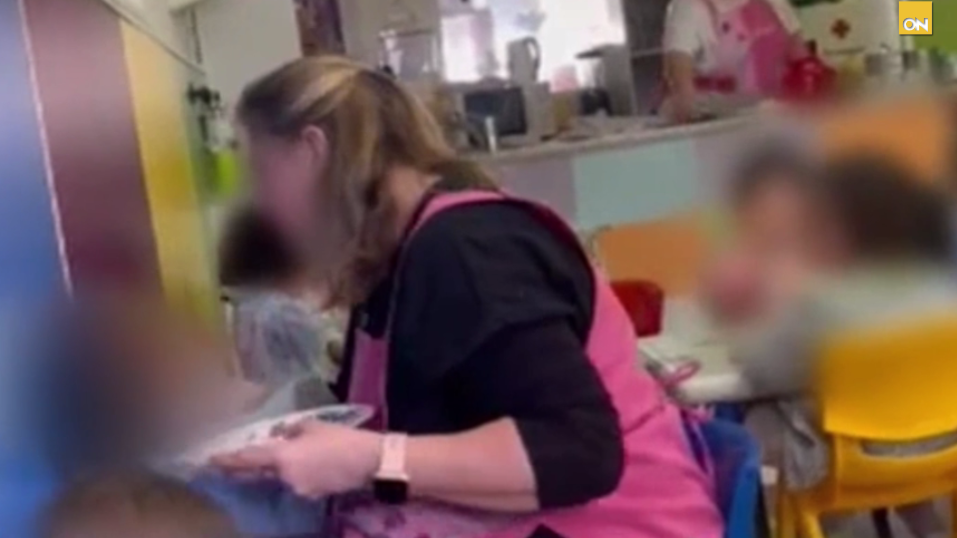 Detienen a trabajadoras por maltratar infantes