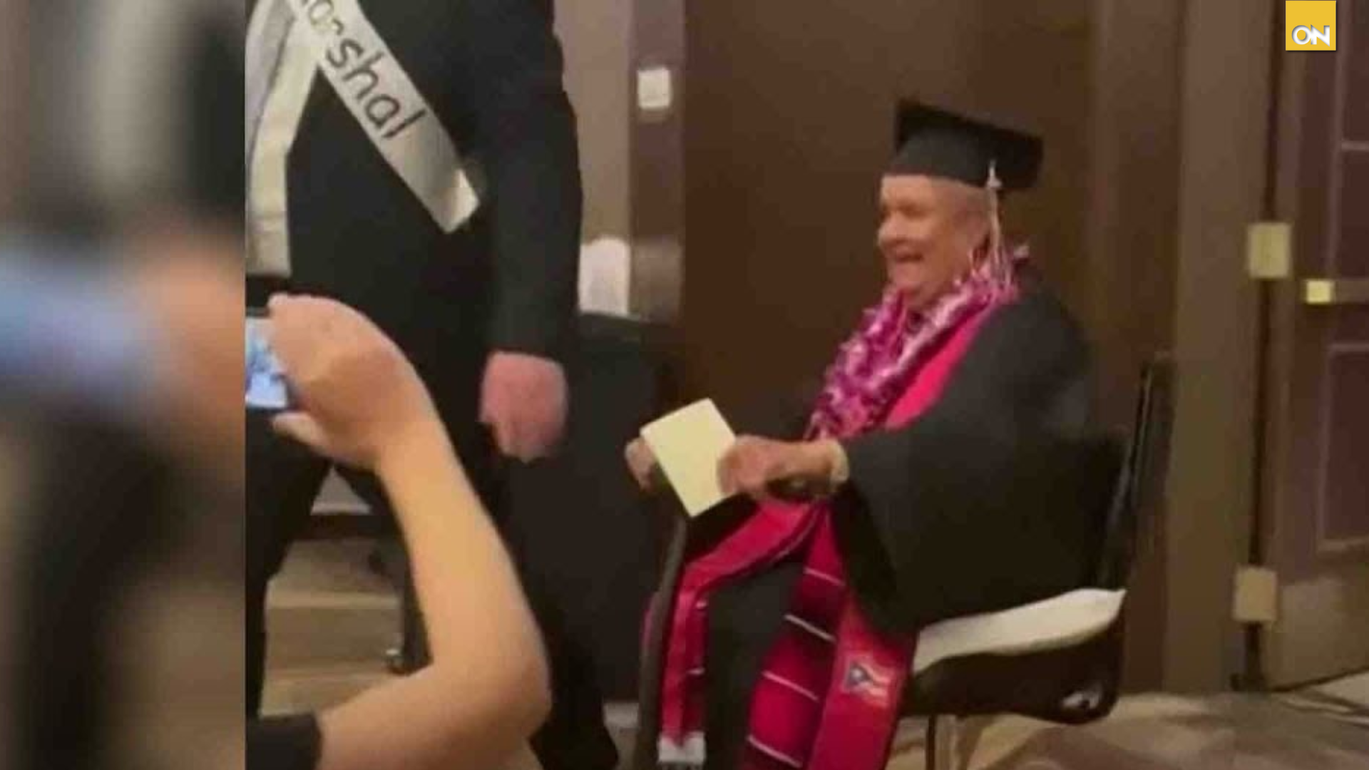 Abuela se gradúa de la universidad