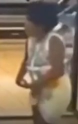 mujer roba celular y lo esconde en su ropa interior