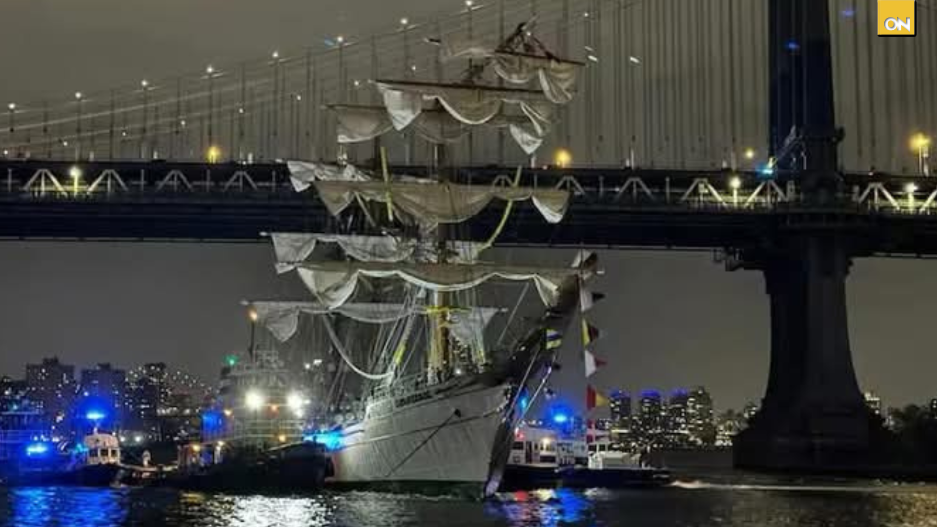Buque choca puente Brooklyn