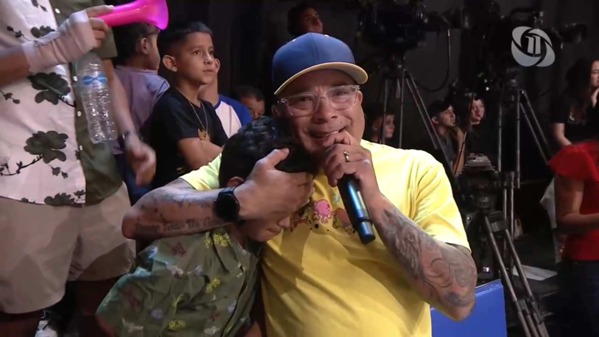 Gustavo Vallecillo consuela al hijo de Maritza tras su eliminación en Calle 7 Honduras