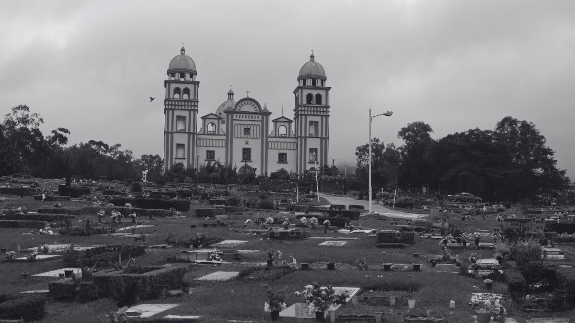 Joven asegura haber recibido un mensaje del 'más allá' en el cementerio de Suyapa