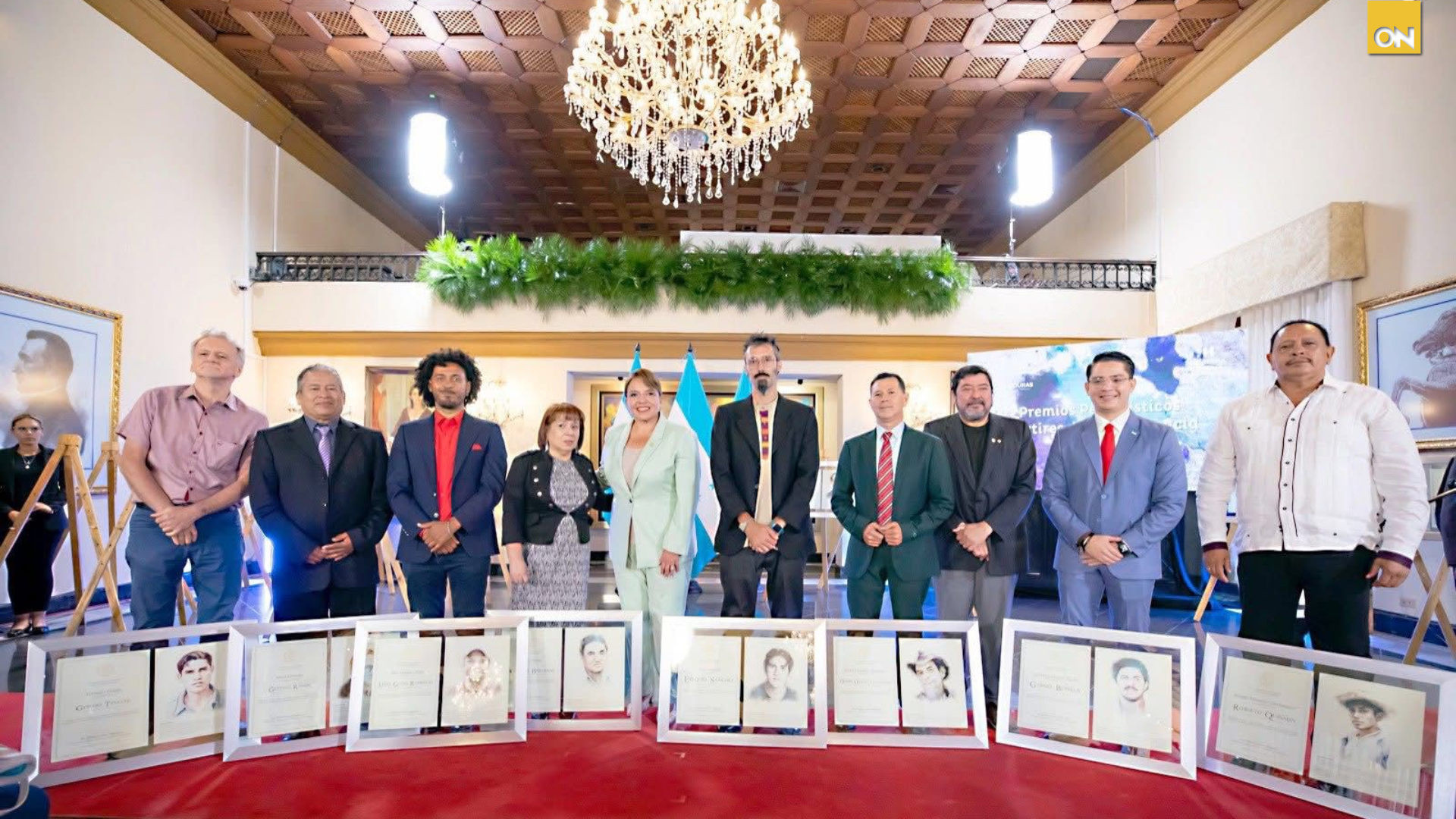 La presidenta Xiomara Castro premio a 15 comunicadores