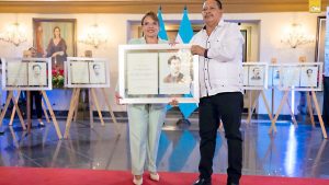 Presidenta Castro Entrega premios aperiodistas