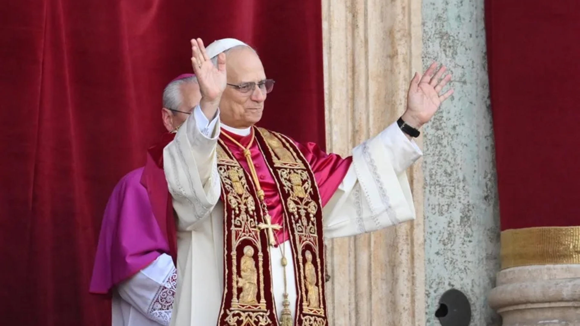 Cuánto cuestan y qué significan las vestiduras del Papa León XIV en su primera aparición pública