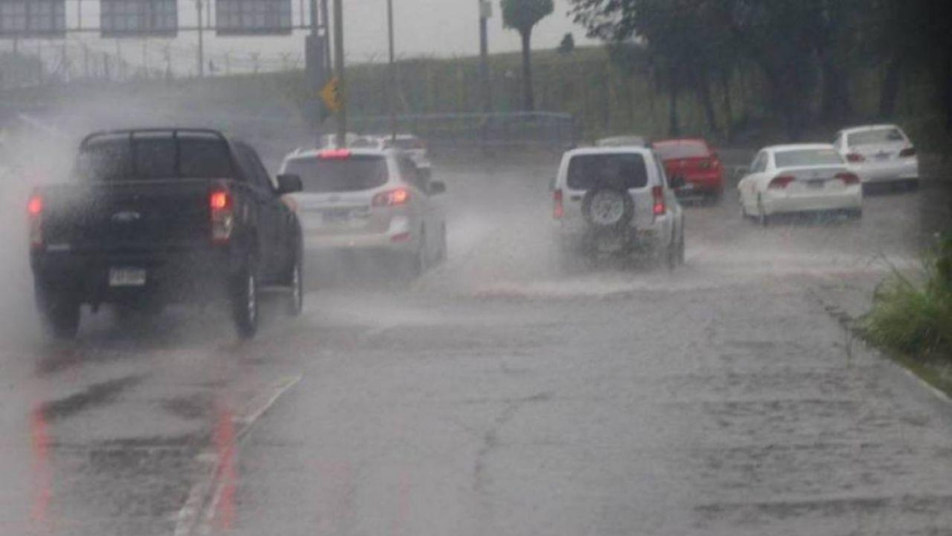 Fuertes lluvias azotan Tegucigalpa y varias zonas del país este sábado