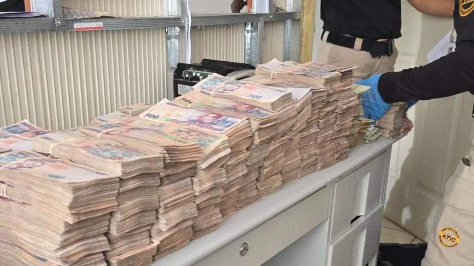 Encuentran L1.8 millones escondidos en oficina del gerente de Koriun Inversiones en Choloma: sigue la búsqueda de más dinero