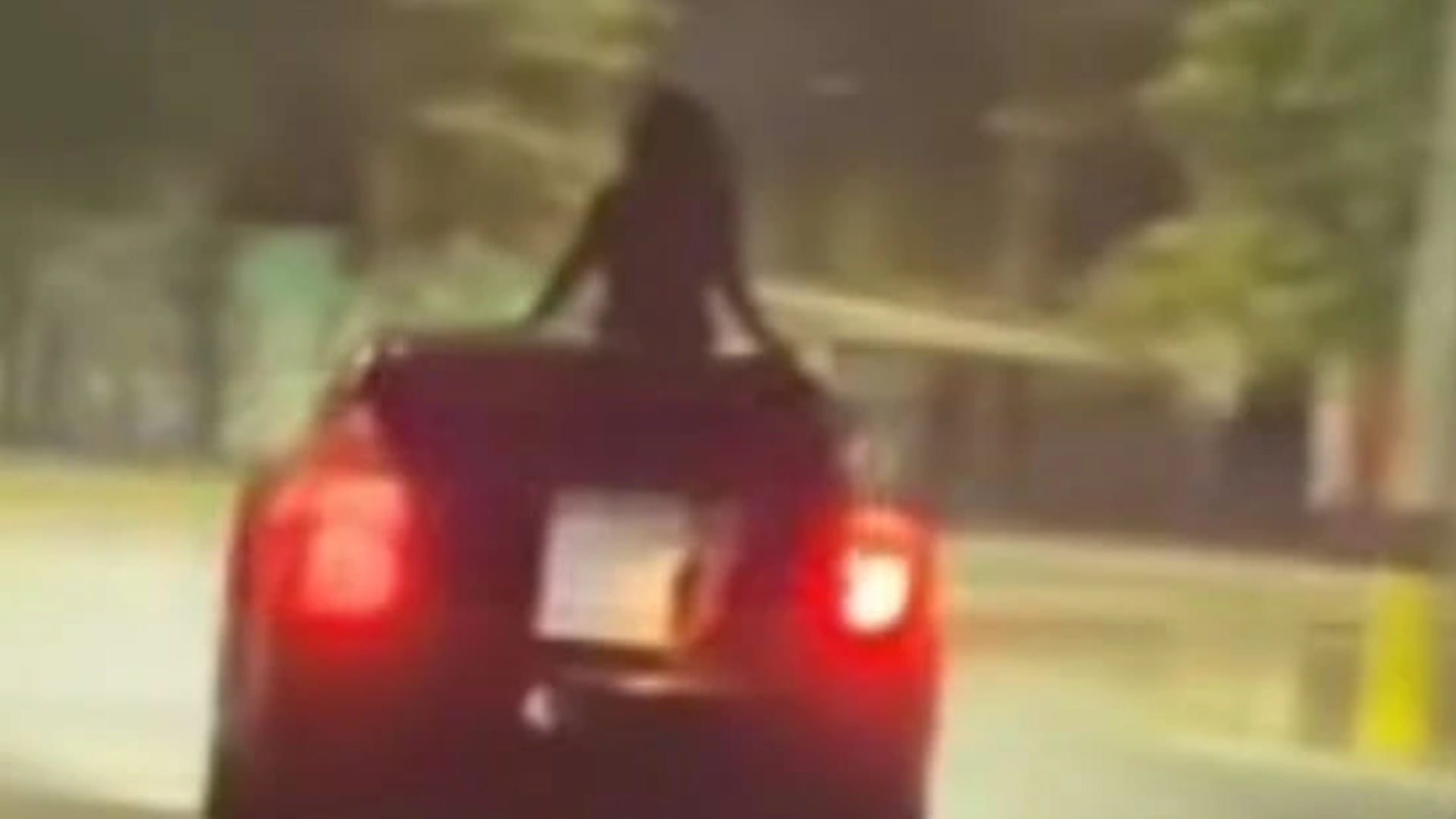 Mujer carro Roatán