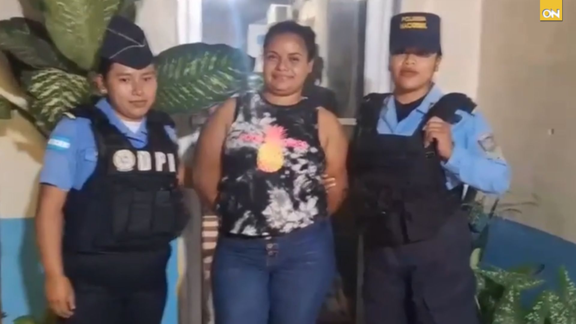 mujer es arrestada por agredir esposo