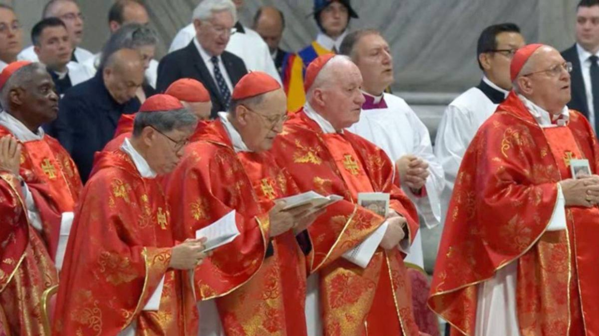 Con gran asistencia de fieles y plegarias: así se vivió la misa "Pro eligendo pontifice" en el Vaticano