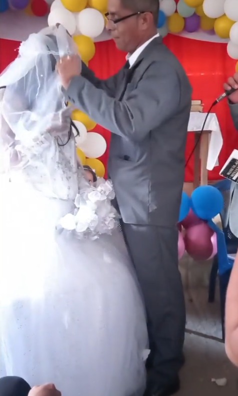 Pareja contrae matrimonio y el gesto de la esposa desata polémica