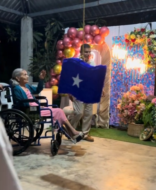 Abuelita hondureña celebra sus 91 años con piñata del Partido Nacional y se vuelve viral en TikTok