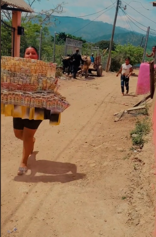  hondureña regala enorme arreglo de dinero a su madre por haberla criado sola y conmueve a miles en redes