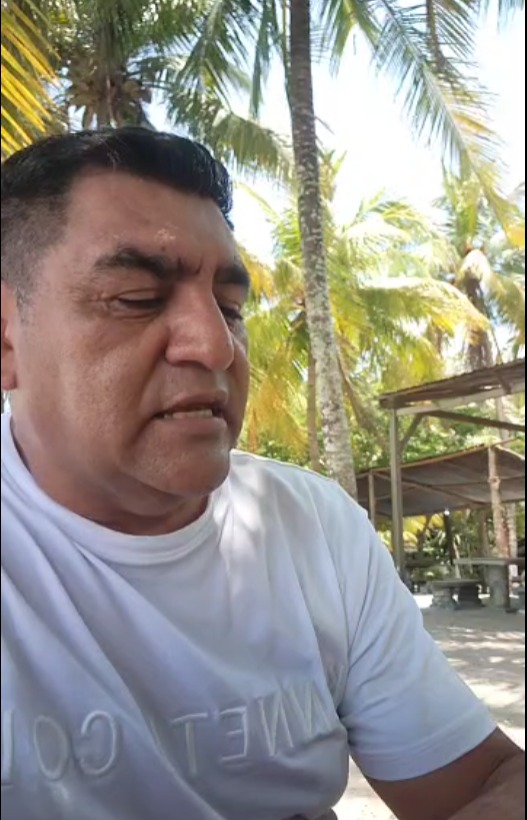 Carlos Posadas y su pareja desatan críticas por polémico video en una piscina