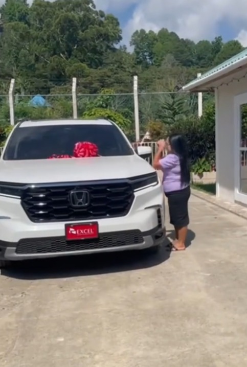Hondureño en el extranjero le regala carro de lujo a su madre en Honduras y el video se vuelve viral
