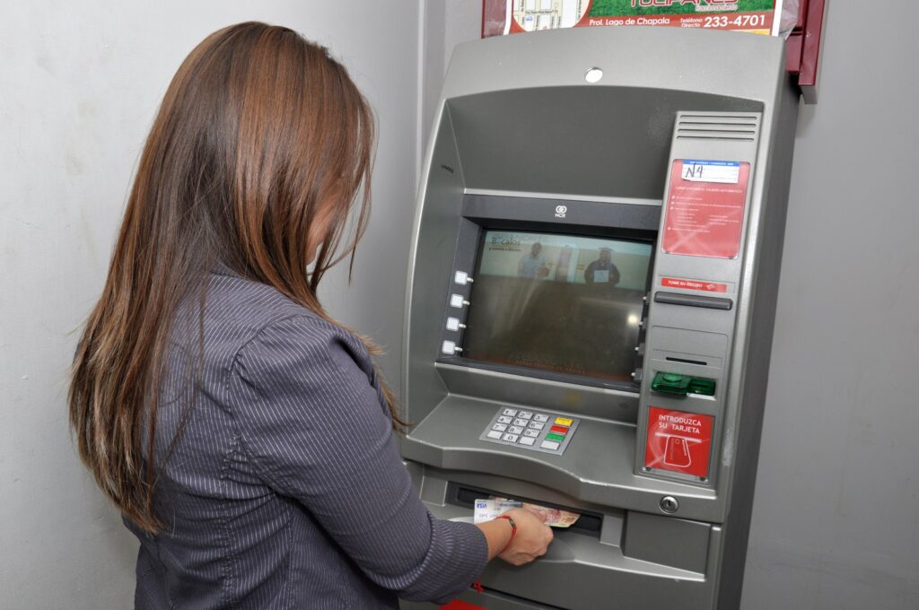Madre soltera pierde más de 10 mil lempiras tras olvidar su tarjeta en un cajero