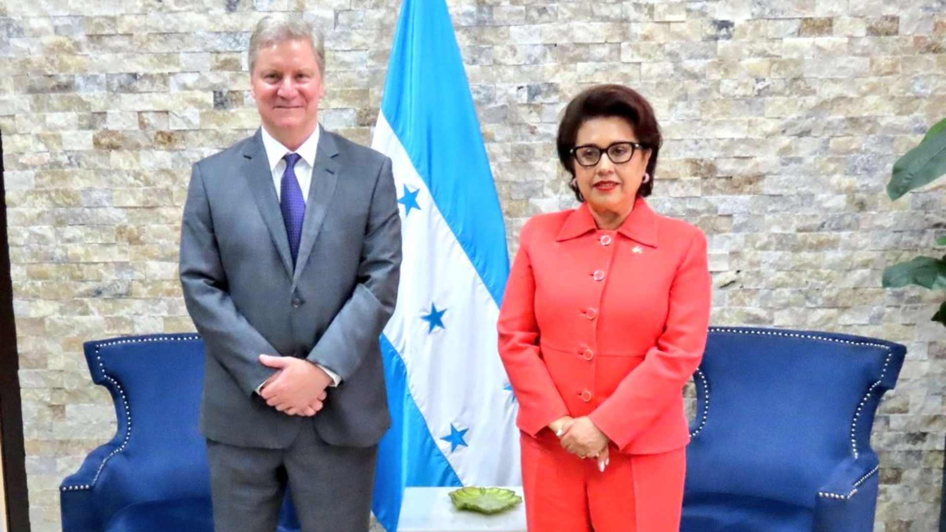 La extradición, uno de los temas abordados en reunión de presidenta de CSJ y encargado de negocios de Estados Unidos