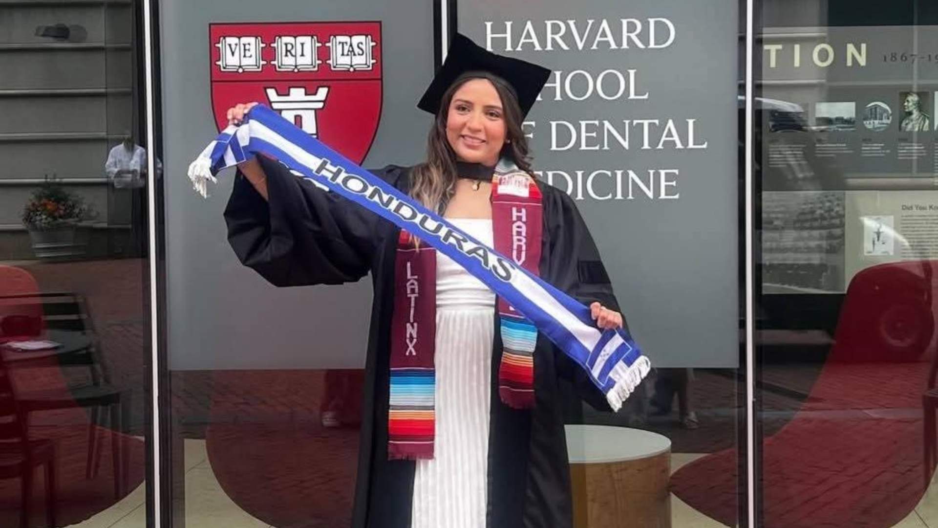 Hondureña recibe su título en Hardvard; la cholomeña se gradúa de odontóloga