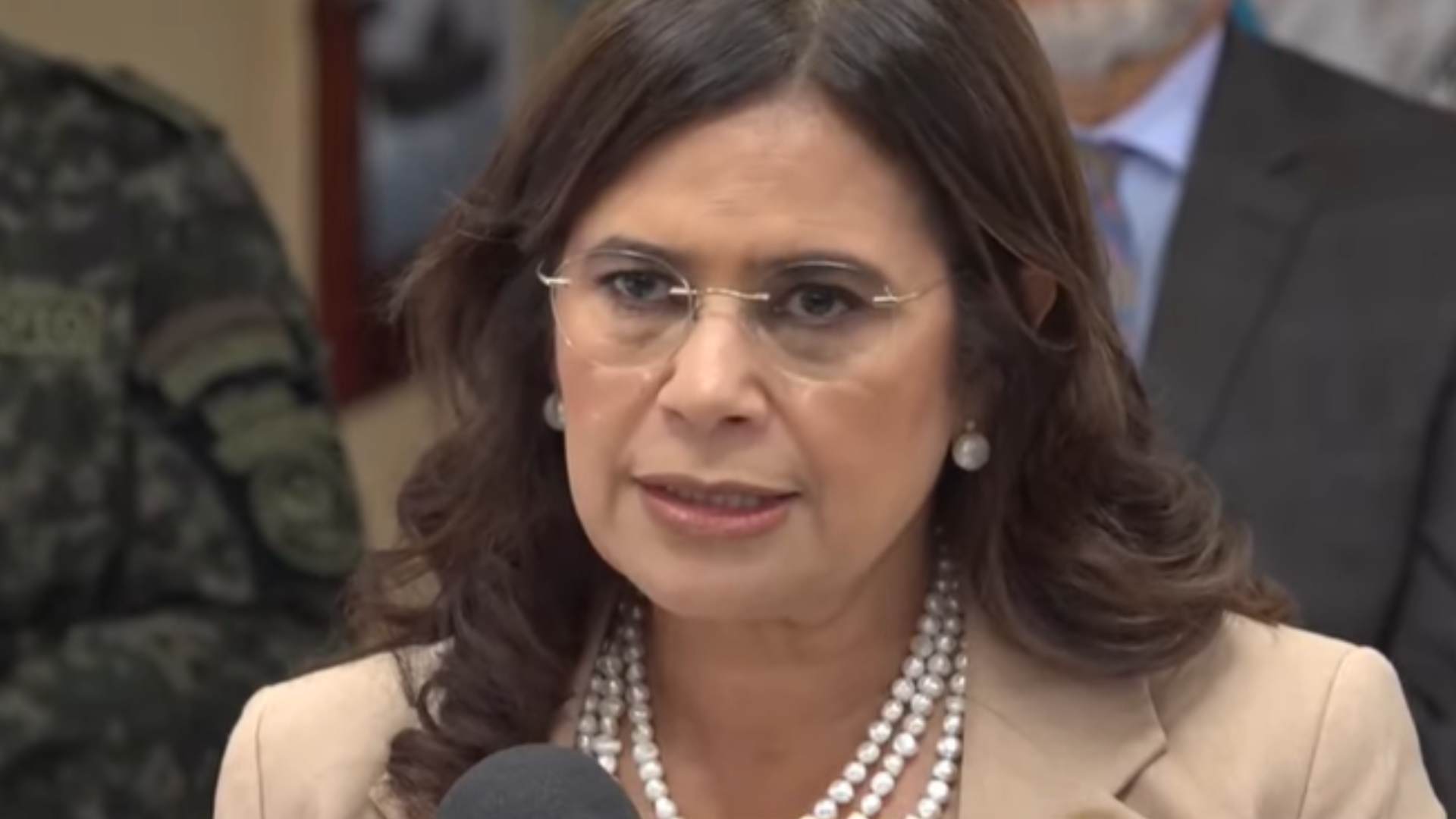 Candidata Rixi Moncada presenta su renuncia a titularidad de la Secretaría de Defensa