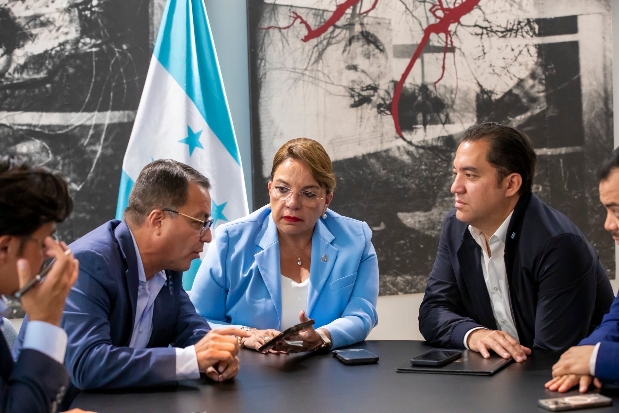 Presidenta Xiomara Castro ya está en Sevilla para participar en cumbre de la ONU sobre financiación. Presentará el proyecto del tren interoceánico