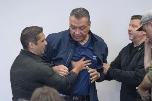 Senador Alex Padilla es esposado en Los Ángeles