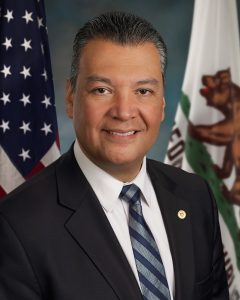 Esposan al senador Alex Padilla tras intentar hablar en conferencia sobre redadas