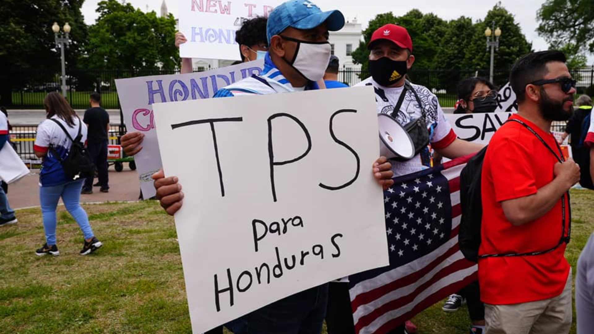 Vigilia por el TPS: Migrantes de Honduras a recolecta de firmas en Miami