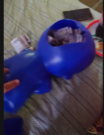 Hondureño sorprende en redes tras mostrar su alcancía llena de billetes de 500 lempiras